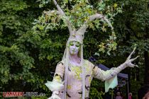 Außergewöhnlich: Der Walkact - Pantao heißt die Gruppe, die sich auf Stelzenlauf in ungewöhnlich hübschen und aufwändigen Kostümen spezialisiert hat. Infos: www.pantao.de • © ummeteck.de - Christian Schön